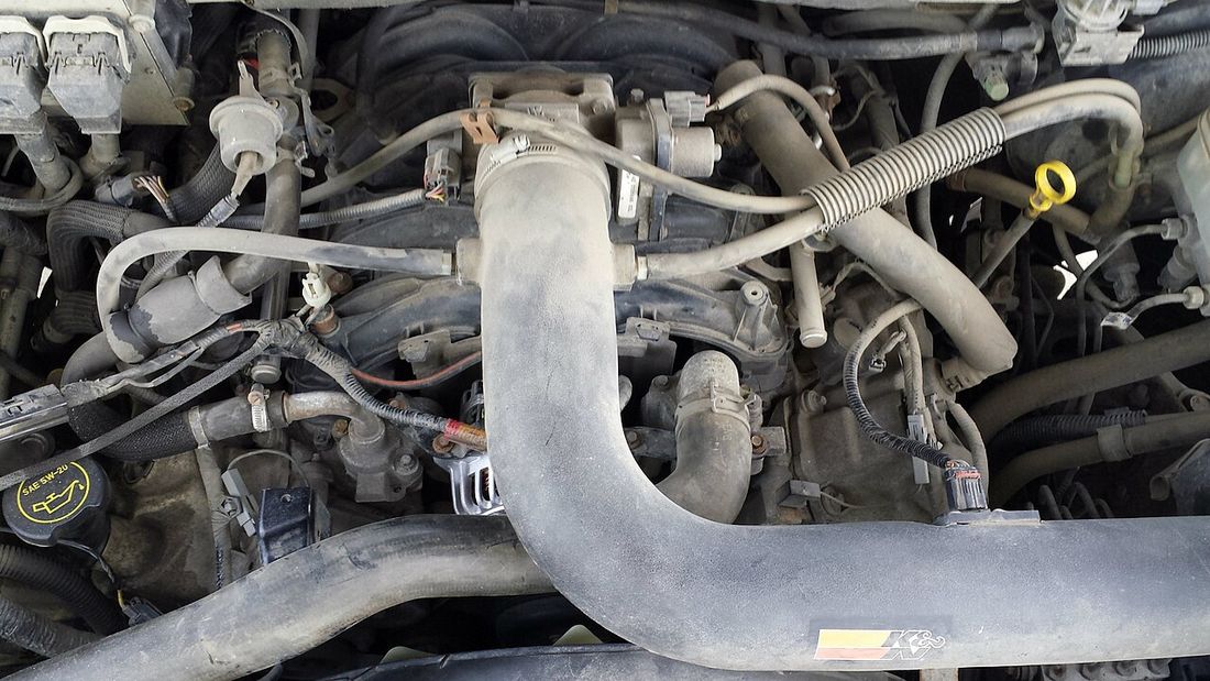A new alternator with its pulley and cooling fins